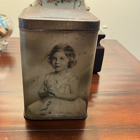 1930’s Tin - Duke and Duchess of York and daughters Elizabeth and Margaret - Picture 8 of 11